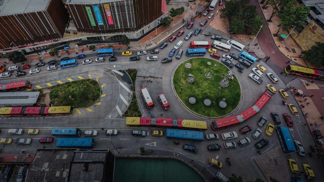 Un estudio de ingenieros uniandinos fue crucial para mejorar Transmilenio y la calidad del aire en Bogotá.